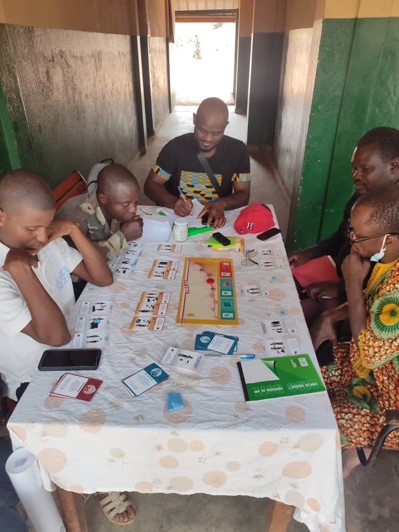 Déploiement : participants en action autour du jeu